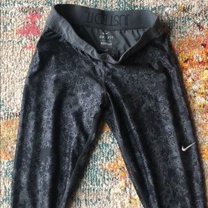 🖤 Nike Relay 🏃🏼‍♀️ Graphic Capris